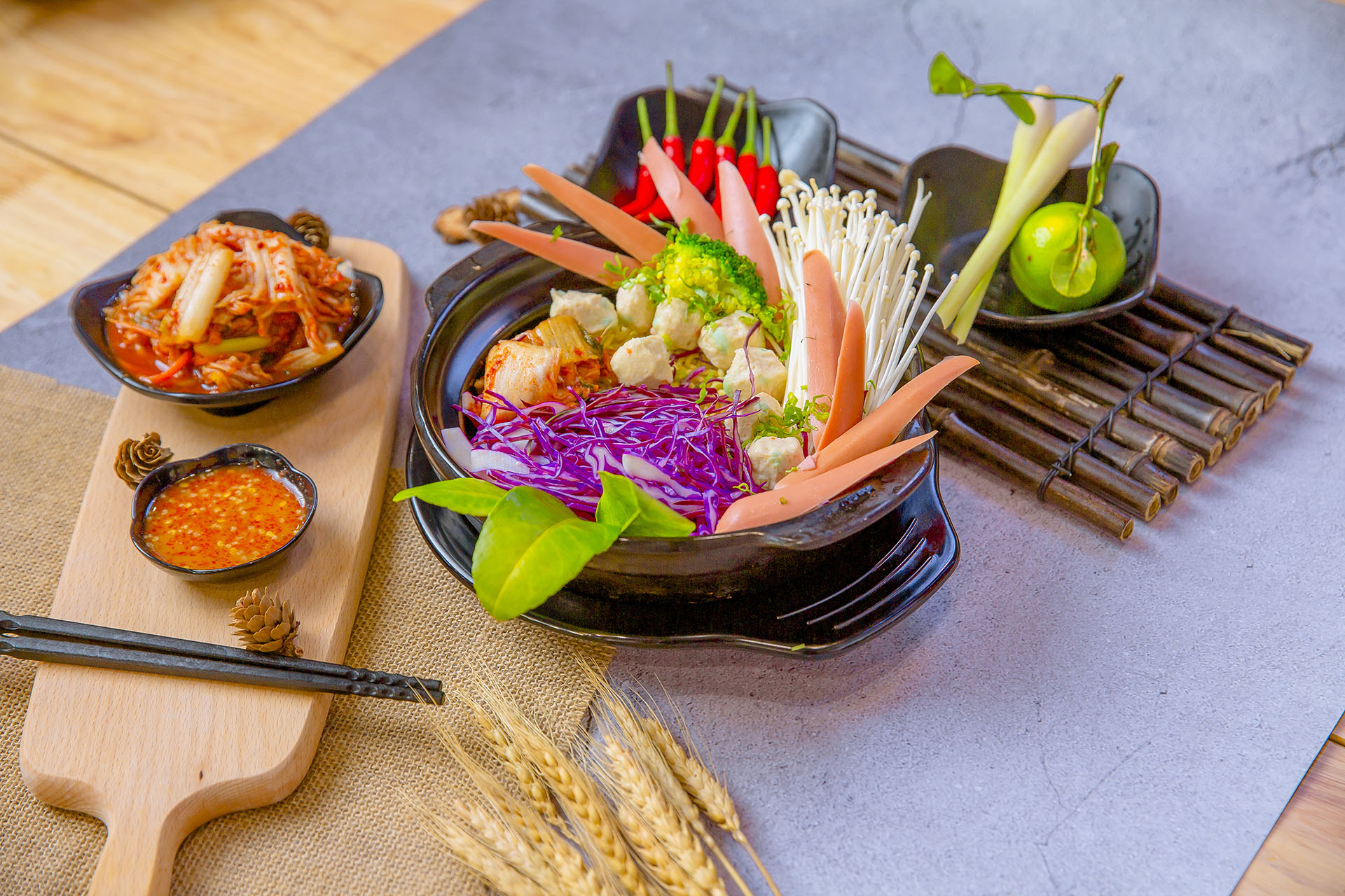 Mỳ lẩu thái bò mỹ trứng cuộn nấm